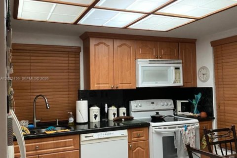 Townhouse in Miami, Florida 2 bedrooms, 102.19 sq.m. № 2066889 - photo 14