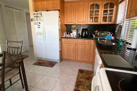 Townhouse in Miami, Florida 2 bedrooms, 102.19 sq.m. № 2066889 - photo 13