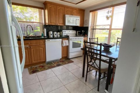 Townhouse in Miami, Florida 2 bedrooms, 102.19 sq.m. № 2066889 - photo 12