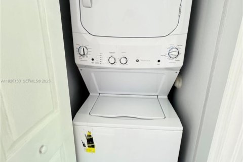 Condo in Miami Gardens, Florida, 2 bedrooms № 1988983 - photo 13