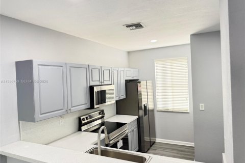 Condo in Miami Gardens, Florida, 2 bedrooms № 1988983 - photo 4