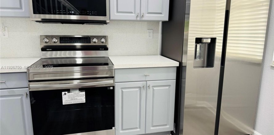 Condo in Miami Gardens, Florida, 2 bedrooms № 1988983