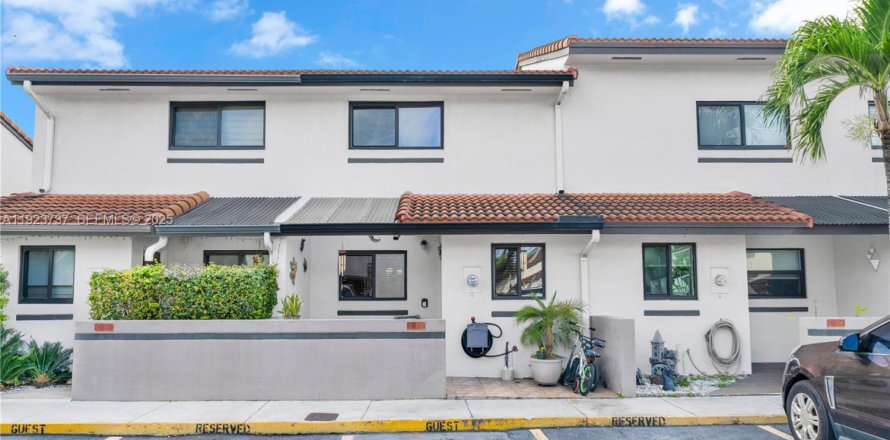 Кондоминиум с 2 спальнями в Майами, Флорида № 1983965