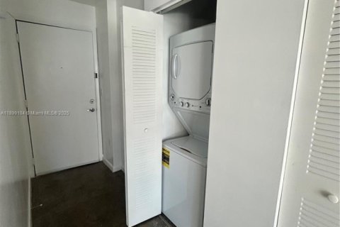 Condominio en alquiler en Miami, Florida, 1 dormitorio, 57.6 m2 № 1951062 - foto 2