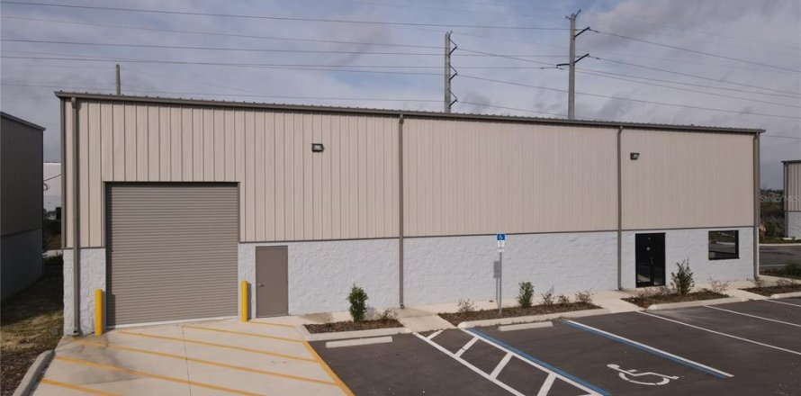 Propiedad comercial en DeBary, Florida № 1813368