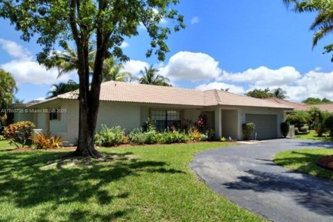 House in Coral Springs, Florida 4 bedrooms, 222.59 sq.m. № 1889361 - photo 2