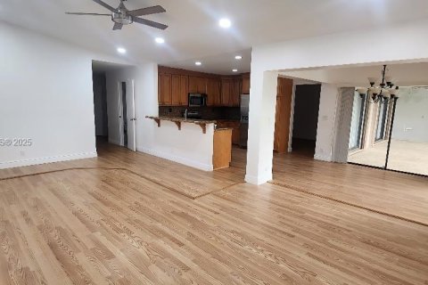 House in Coral Springs, Florida 4 bedrooms, 222.59 sq.m. № 1889361 - photo 21