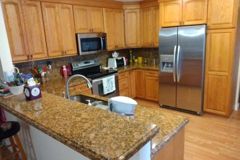 House in Coral Springs, Florida 4 bedrooms, 222.59 sq.m. № 1889361 - photo 4