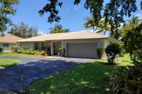 House in Coral Springs, Florida 4 bedrooms, 222.59 sq.m. № 1889361 - photo 9