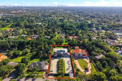 Снять в аренду виллу или дом в Майами, Флорида 6 спален, 494.61м2, № 2034522 - фото 3
