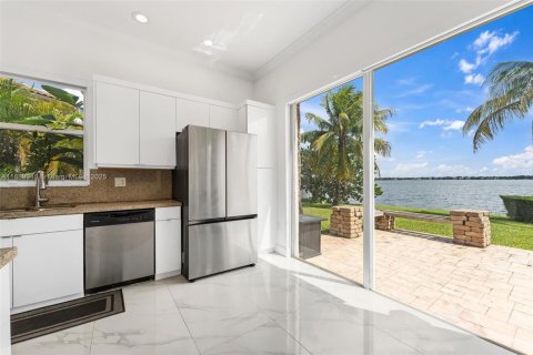 Купить виллу или дом в Мирамар, Флорида 3 спальни, 159.51м2, № 1944292 - фото 23