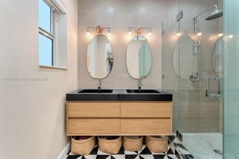 House in Miami, Florida 3 bedrooms, 161.28 sq.m. № 1695617 - photo 7