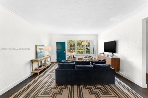 House in Miami, Florida 3 bedrooms, 161.28 sq.m. № 1695617 - photo 15