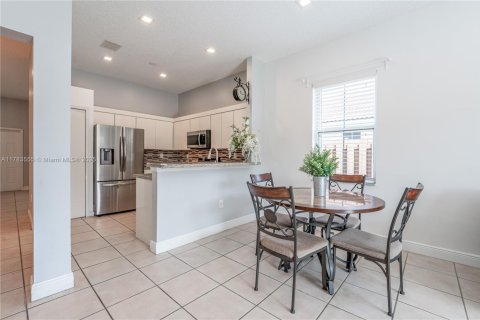 House in Davie, Florida 3 bedrooms, 152.27 sq.m. № 1706487 - photo 8