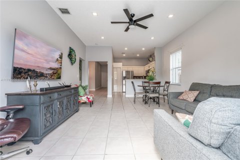 House in Davie, Florida 3 bedrooms, 152.27 sq.m. № 1706487 - photo 11