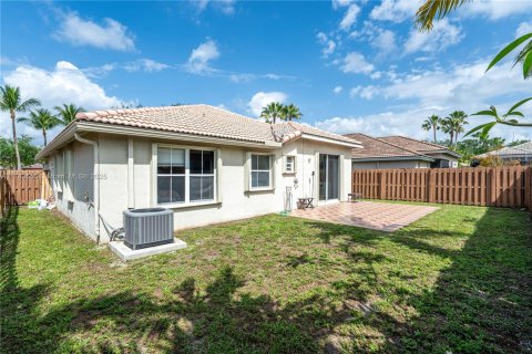 House in Davie, Florida 3 bedrooms, 152.27 sq.m. № 1706487 - photo 22