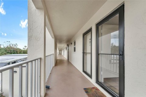 Condo in Sarasota, Florida, 2 bedrooms № 2239895 - photo 2