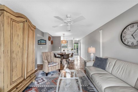 Condo in Sarasota, Florida, 2 bedrooms № 2239895 - photo 5