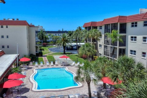 Condo in Sarasota, Florida, 2 bedrooms № 2239895 - photo 26