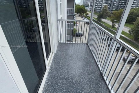 Condominio en alquiler en North Miami Beach, Florida, 1 dormitorio, 66.89 m2 № 1924530 - foto 2