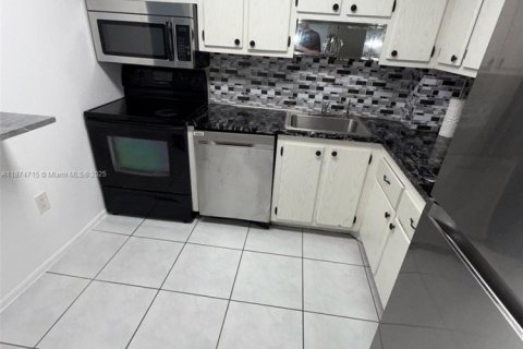 Condominio en alquiler en North Miami Beach, Florida, 1 dormitorio, 66.89 m2 № 1924530 - foto 1