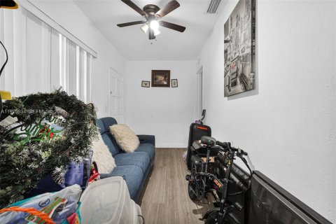 Commercial property in Miami, Florida 247.68 sq.m. № 2052903 - photo 5