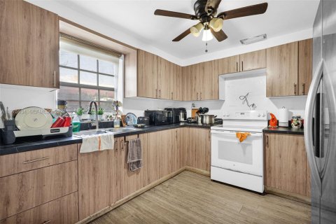 Commercial property in Miami, Florida 247.68 sq.m. № 2052903 - photo 3