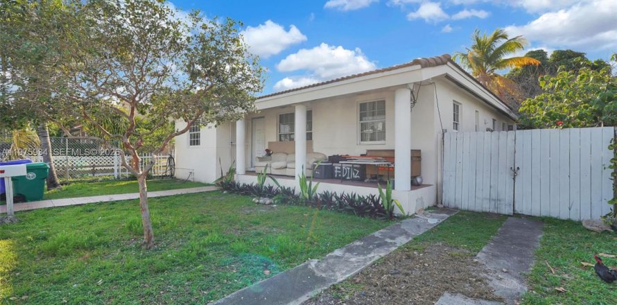 Commercial property in Miami, Florida 247.68 sq.m. № 2052903