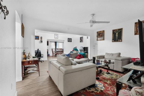 Commercial property in Miami, Florida 247.68 sq.m. № 2052903 - photo 4