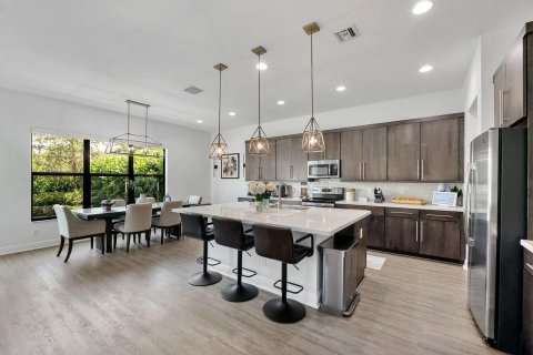 House in Coral Springs, Florida 4 bedrooms, 205.31 sq.m. № 2087157 - photo 11