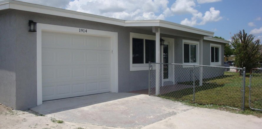 House in West Palm Beach, Florida 4 bedrooms, 127.65 sq.m. № 2087312