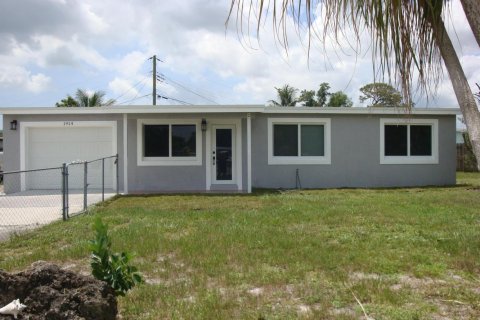 House in West Palm Beach, Florida 4 bedrooms, 127.65 sq.m. № 2087312 - photo 2