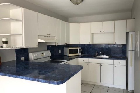 Condo in North Miami Beach, Florida, 1 bedroom № 1962787 - photo 2
