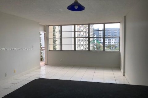 Condo in North Miami Beach, Florida, 1 bedroom № 1962787 - photo 3