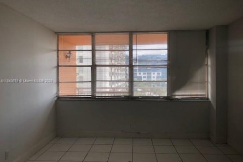 Condo in North Miami Beach, Florida, 1 bedroom № 1962787 - photo 5