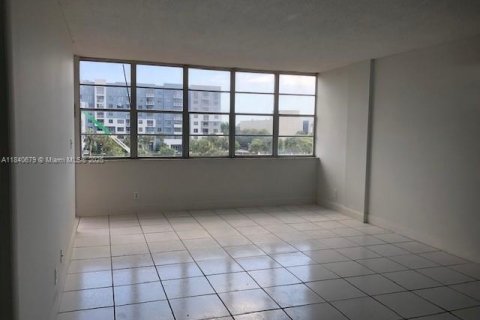 Condo in North Miami Beach, Florida, 1 bedroom № 1962787 - photo 1