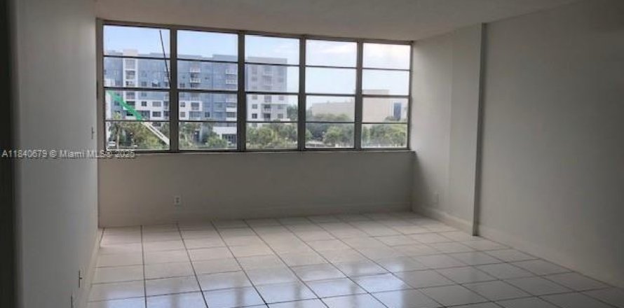 Condo in North Miami Beach, Florida, 1 bedroom № 1962787