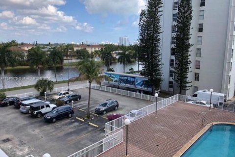 Condo in North Miami Beach, Florida, 1 bedroom № 1962787 - photo 9