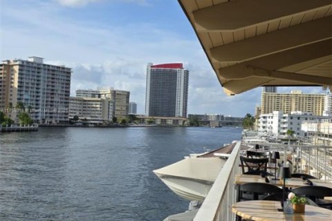 Copropriété à louer à Hallandale Beach, Floride: 1 chambre, 80.82 m2 № 1983391 - photo 6