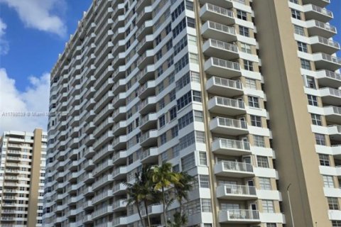 Copropriété à louer à Hallandale Beach, Floride: 1 chambre, 80.82 m2 № 1983391 - photo 2