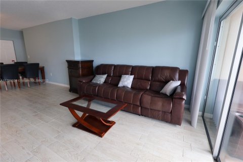 Copropriété à louer à Hallandale Beach, Floride: 1 chambre, 80.82 m2 № 1983391 - photo 12