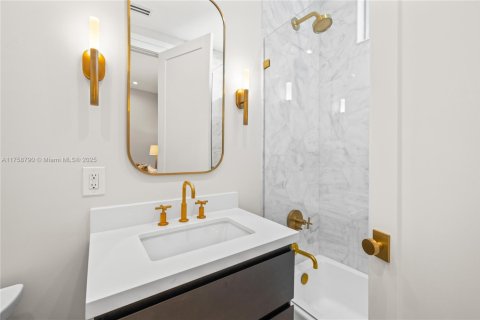 Condo in North Bay Village, Florida, 4 bedrooms  № 1712256 - photo 30