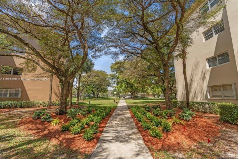Condo in Coconut Creek, Florida, 2 bedrooms  № 1951786 - photo 29