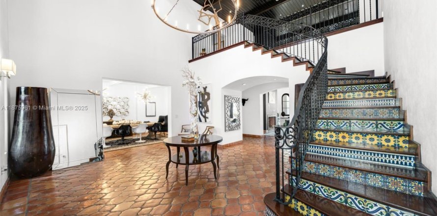 House in Miami, Florida 10 bedrooms, 796.45 sq.m. № 1896147