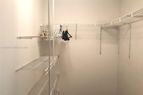 Снять в аренду кондоминиум в Майами, Флорида 1 спальня, 60.39м2, № 1984550 - фото 17