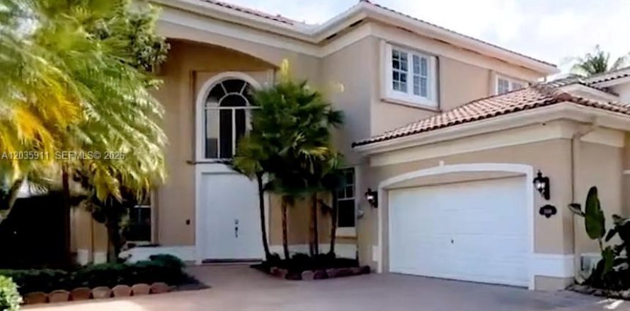 Villa ou maison à Sunny Isles Beach, Floride 6 chambres, 233.09 m2 № 2084511