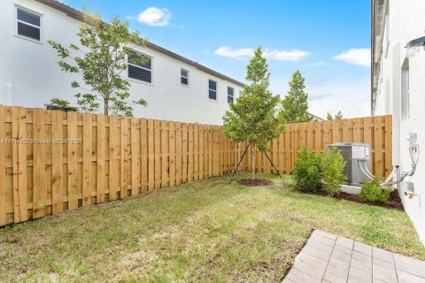 Townhouse in Homestead, Florida 3 bedrooms № 2054253 - photo 19