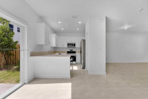 Townhouse in Homestead, Florida 3 bedrooms № 2054253 - photo 8