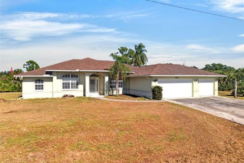 Villa ou maison à vendre à Port Charlotte, Floride: 3 chambres, 200.95 m2 № 2437268 - photo 2
