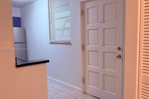 Condominio en alquiler en Miami, Florida, 1 dormitorio, 67.17 m2 № 1948434 - foto 2